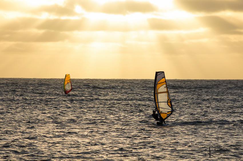FlashMarketing2's tweet image. Harnessing the power of the wind set against a pale orange sky.Let your dreams soar! #windsurfing #actionshot #photography #Freedom #Courage