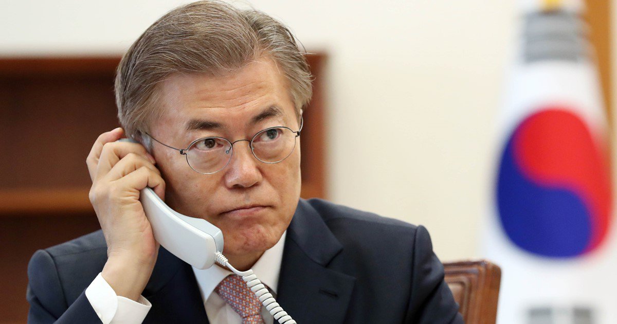 yonhaptweet's tweet photo. 84세 고교은사에 야단맞은 문재인 대통령…스승의날 전화통화 https://t.co/dPsW7RL7EJ #문재인 #스승의날 https://t.co/QVaAP7EBZI