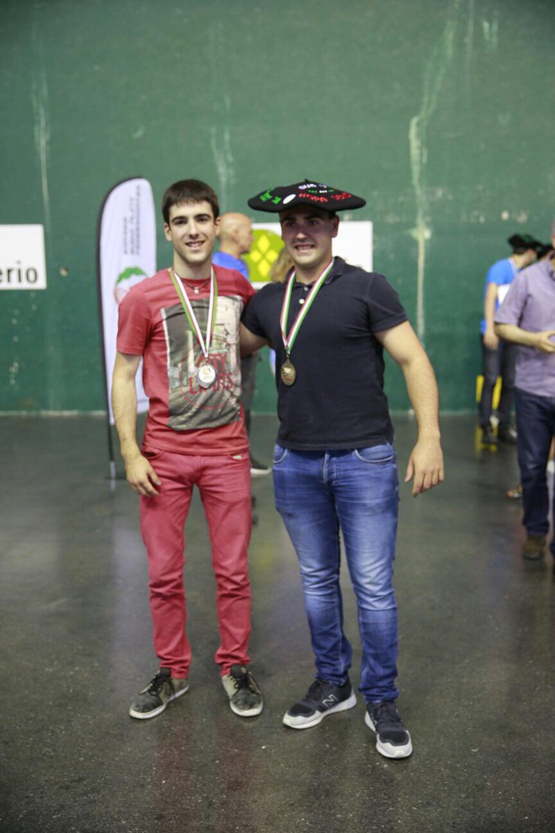 HITZAleamutriku's tweet photo. Xabier  Arrizabalaga  pilotari  ondarrutarra,  Bizkaiko  Lau  t’erdiko  txapeldun: https://t.co/7no9Zi2ydg https://t.co/4ZbDWR7AU4