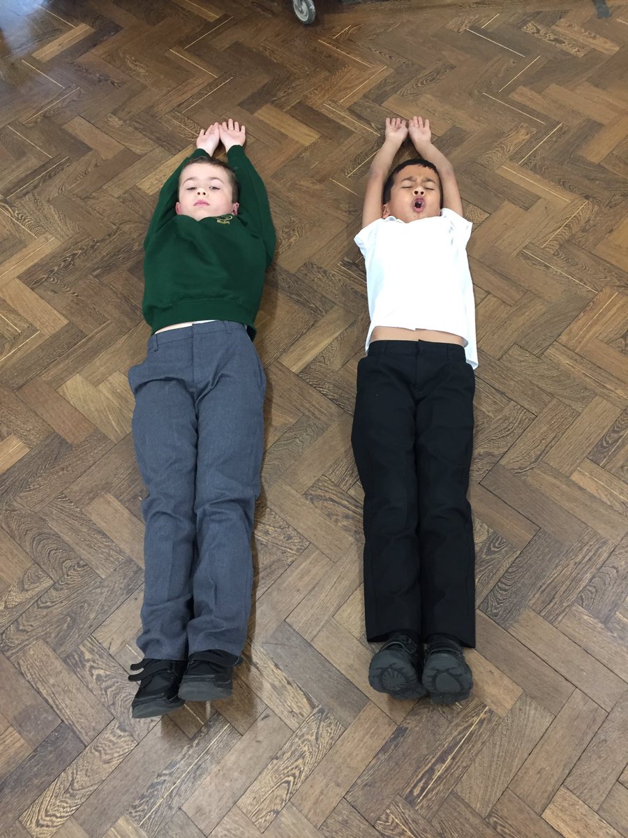 HighwoodPrim4W's tweet photo. Year 3 exploring perpendicular and parallel lines. #creativityinmaths https://t.co/c5z31tXfmJ