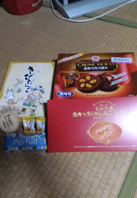 どん割る漫画です。片付けを手伝ってくれてありがとうざいました。&お菓子の差し入れありがとうございました。甘いものが好きな2人に食べてもらいました。 
