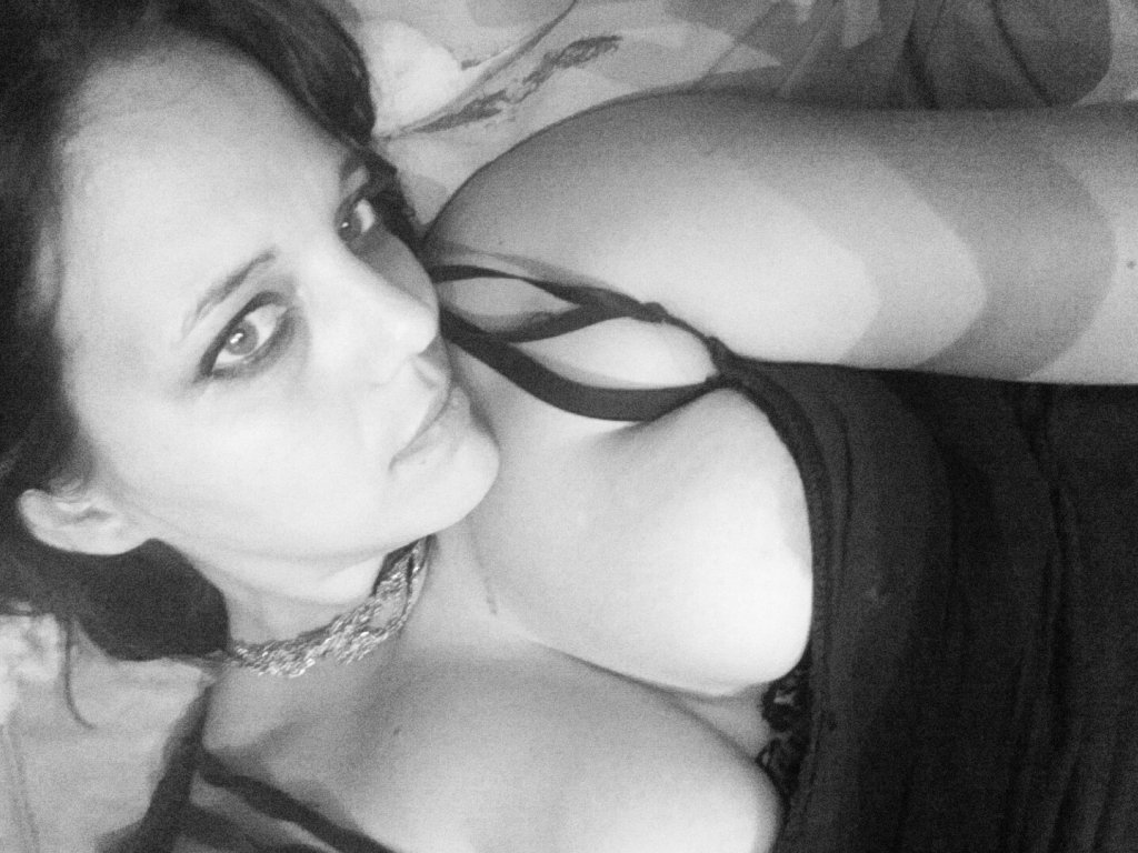 EmberDivine's tweet image. I'm online  @Skyprivate. my profile: profiles.skyprivate.com/model/112477-f… Please RT. thanks! #camgirl