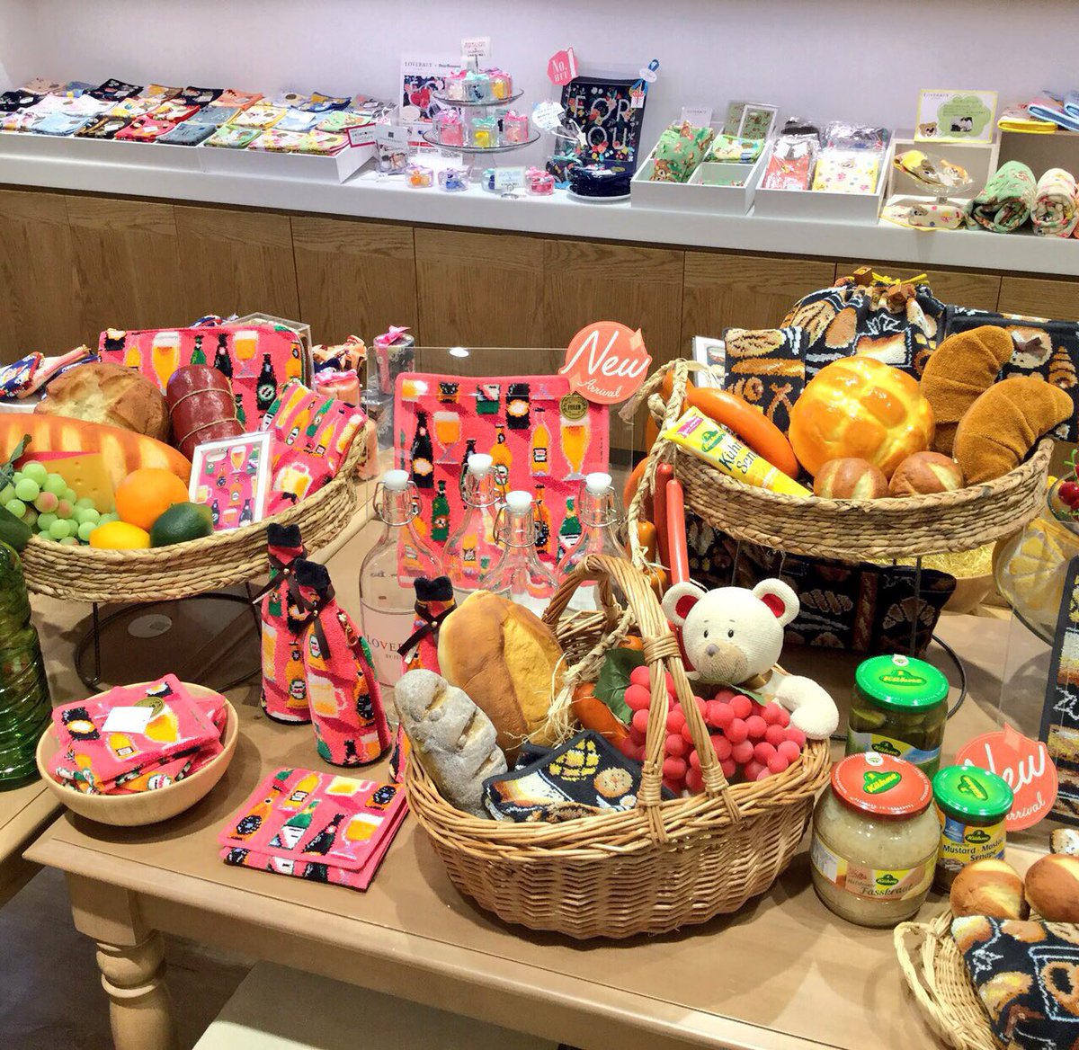 フェイラー Feiler على تويتر Loverary By Feiler ルミネエスト新宿店 ドイツといえばビール かわいいボトルなどを集めた新柄ラブラリーパーティのハンカチとポーチ Iphoneケース発売 ドイツ ビール パーティ グランピング ルミネエスト フェイラー