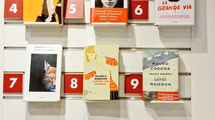 Di quando incontri libraie fenomenali. Grazie a <a href="/clabatangelo/">clara</a>. 💕🐝 #IlGiroDelMiele