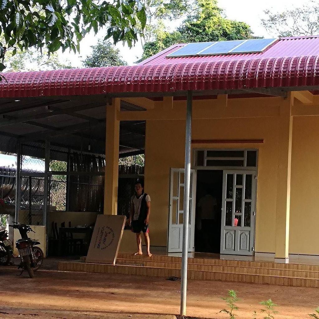 harmoniamonda's tweet image. this house installed 150 watts
 solar panel and owner decided to have more. smart move! i love it. #borderlands
#freegrid #solar #electrici…