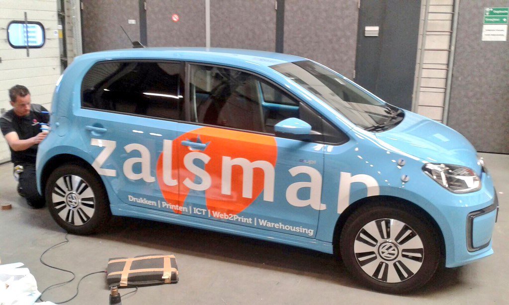Nieuwste elektrische @Pouw_Automotive auto's worden voorzien van nieuwe look <a href="/Koggelreclame/">Koggel Reclame</a>! #duurzaam #mvo #vitaal