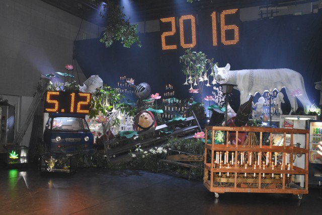 写真 著名人が参列 蜷川幸雄さん一周忌法要 メモリアルプレート 除幕式フォトギャラリー 蜷川幸雄 シネマトゥデイ Scoopnest