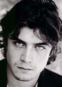 ¡Aiuta!

Estoy buscando a Enzo Onni.

─OC italiano con historia abierta.
─FC= Riccardo Scamarcio.

─DM si estáis interesados~

RT? Grazie.