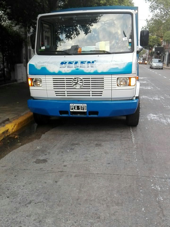 Galahad_Arg's tweet photo. @CazaInfractorOk En la parada d colectivo y lo amarillo, total "toy laburando" @transitomvl Avda. Gral Sn Martín y Avellaneda. Florida https://t.co/st13k8IAOk