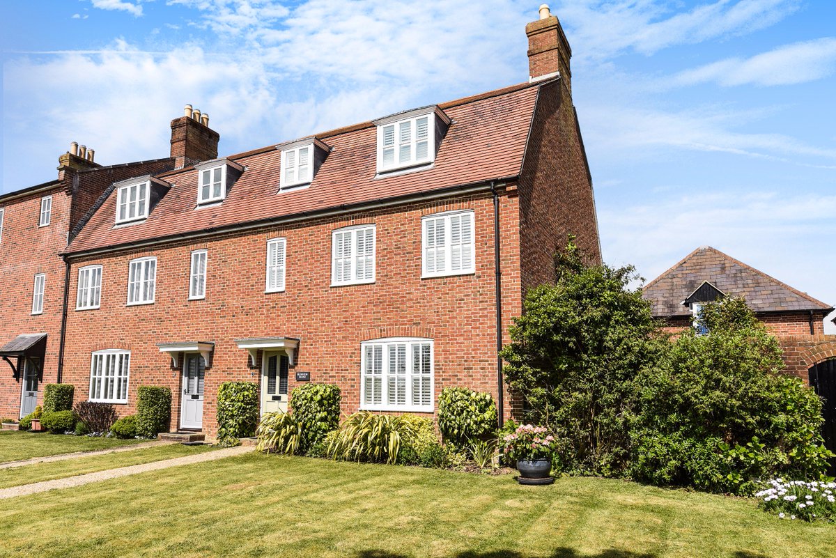 SymSamPoundbury's tweet photo. #property #poundbury A must to view! An elegant and immaculately 3 bed town house.Virtual tour available. Call 01305 251154 to discuss. https://t.co/4PQKjp49J8