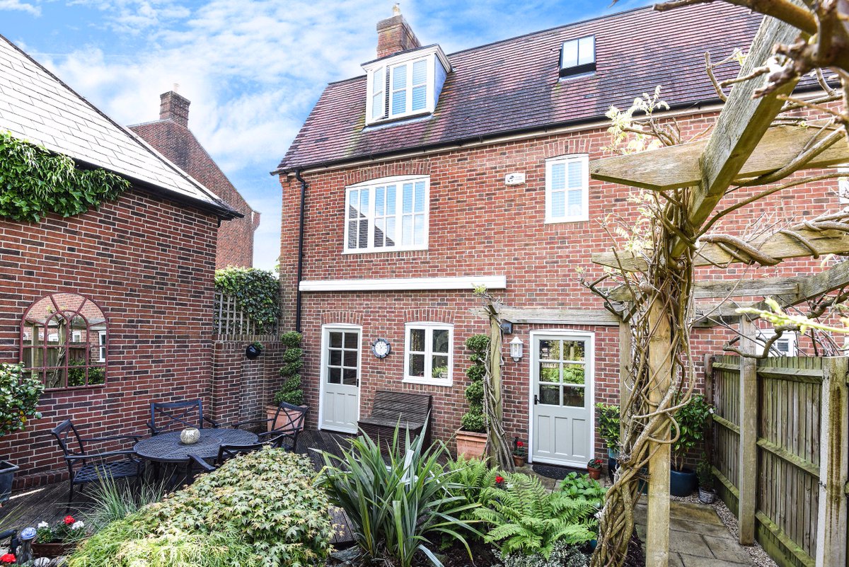 #property #poundbury A must to view! An elegant and immaculately 3 bed town house.Virtual tour available. Call 01305 251154 to discuss.