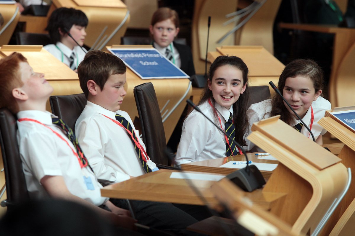 There are questions in our Chamber today but not the usual sort! The #Euroquiz final is here, watch live from 1pm: ow.ly/O17i30bJ213