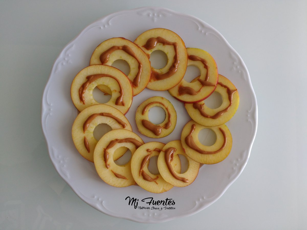 #TentempieSaludable #realfood Aros de manzana🍎 con crema de cacahuete 🥜