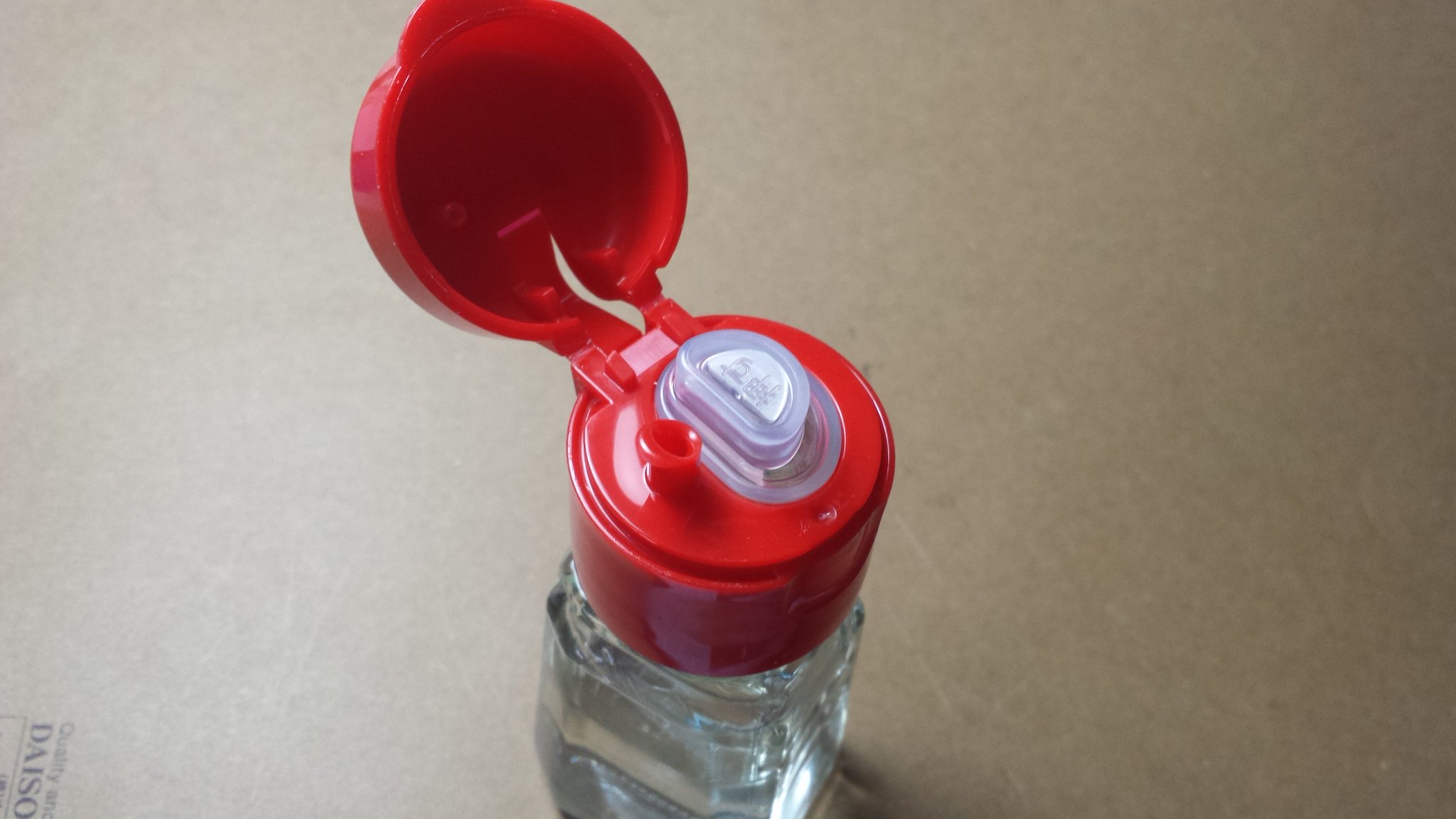 ケンジくん 変形合体つくる人 A Twitter 100均の 食品コーナーにもおいてあるラー油の容器って 薄め液入れると便利ですよね 100均の ラー油スプーンって 塗料すくうのに便利ですよね つまり ラー油って実は 塗料 なんじゃないかと思うんですよ