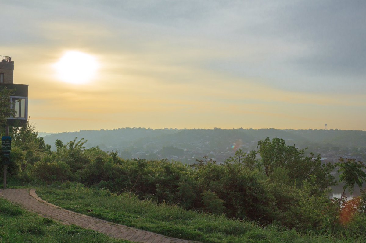 Cincinnati_Vue's tweet image. Sunrise over Mount Adams. #cincinnati