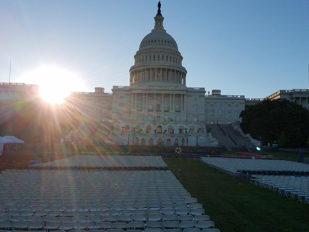 Daverick34's tweet photo. Sunrise over the U.S. Capitol Building. National Peace Officers Memorial Service in a couple hrs. #JasonMoszer, FPD, will be honored. https://t.co/LtY6QKF36v
