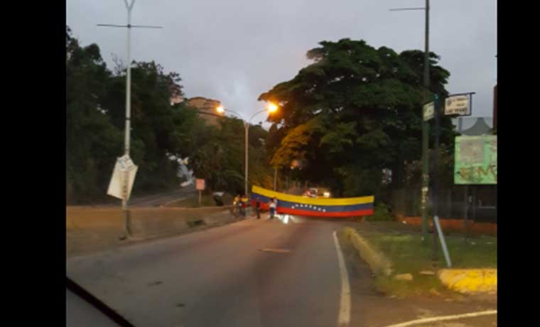CaraotaDigital's tweet photo. Habitantes de #LaTrinidad se unieron al #PlantónNacional este #15M https://t.co/xlm0UAppax  https://t.co/yVSGNCqt9V