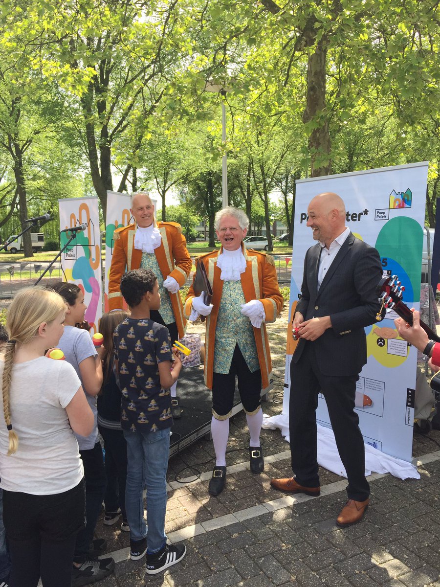 hetpoeppaleis's tweet photo. Wethouder Victor Everhardt heeft samen met twee leerlingen. Van de Cleophasschool de PoepPoster onthuld! #overvecht #poep https://t.co/h4Qm4CWJWk