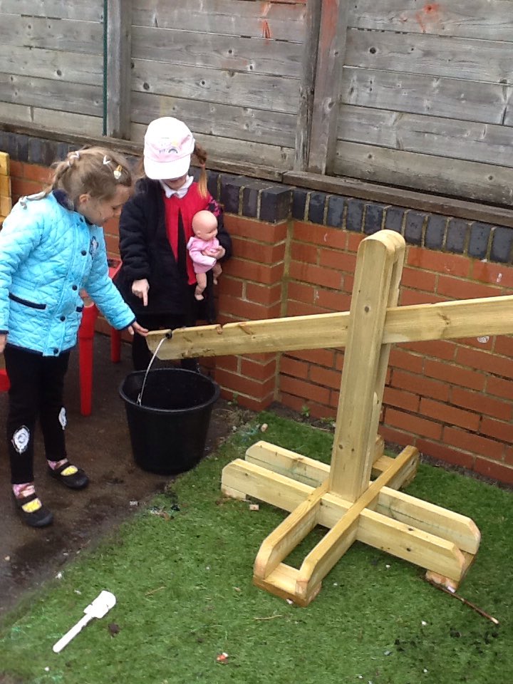 gshepherd_s's tweet photo. Investigating weight with our new weighing scales and using mathematical language. #heavyandlight #solvingproblems @Rockingham_News https://t.co/3ZmCdYqW0l