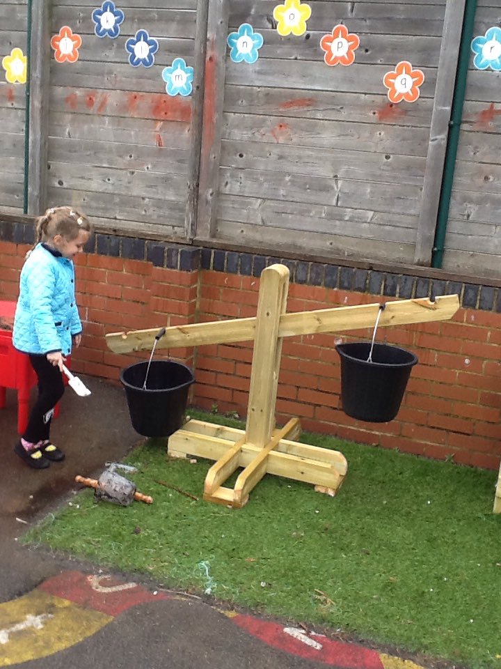 gshepherd_s's tweet photo. Investigating weight with our new weighing scales and using mathematical language. #heavyandlight #solvingproblems @Rockingham_News https://t.co/3ZmCdYqW0l