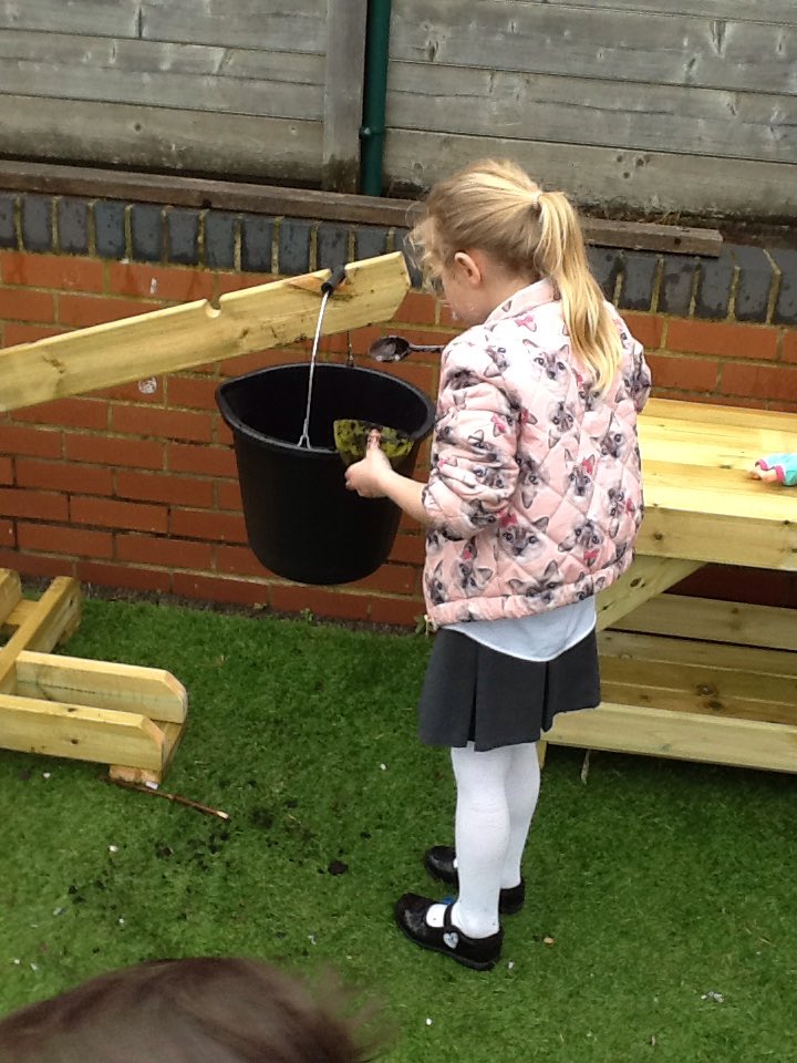 gshepherd_s's tweet photo. Investigating weight with our new weighing scales and using mathematical language. #heavyandlight #solvingproblems @Rockingham_News https://t.co/3ZmCdYqW0l
