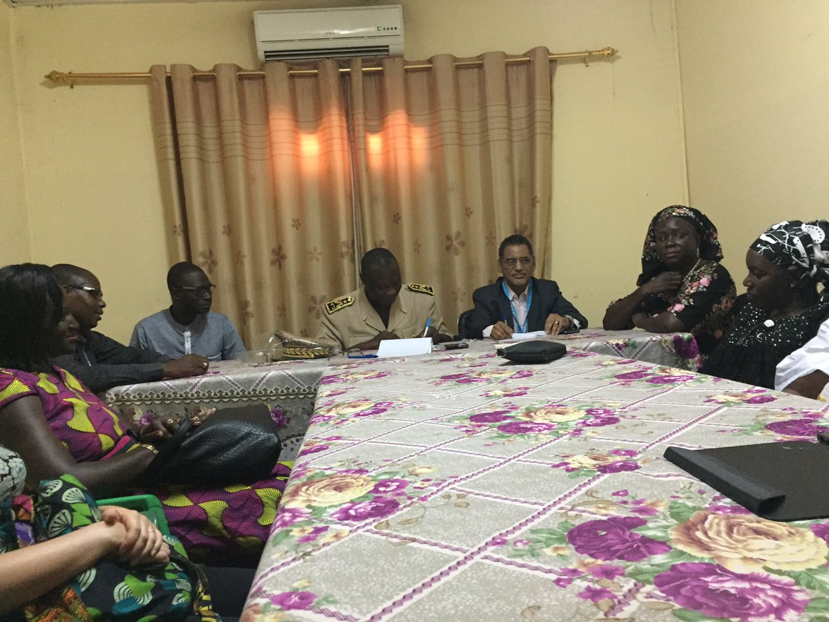 UNFPASenegal's tweet photo. Remise mémorandum d'abandon de l'excision des 117 communautés à l'Adjoint au Gouverneur de Kolda Antoine Syprien Mballo #TouchePasAmaSoeur https://t.co/7Np6H0zcaz