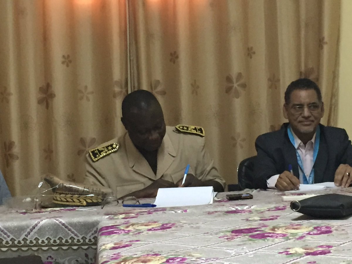 UNFPASenegal's tweet photo. Remise mémorandum d'abandon de l'excision des 117 communautés à l'Adjoint au Gouverneur de Kolda Antoine Syprien Mballo #TouchePasAmaSoeur https://t.co/7Np6H0zcaz