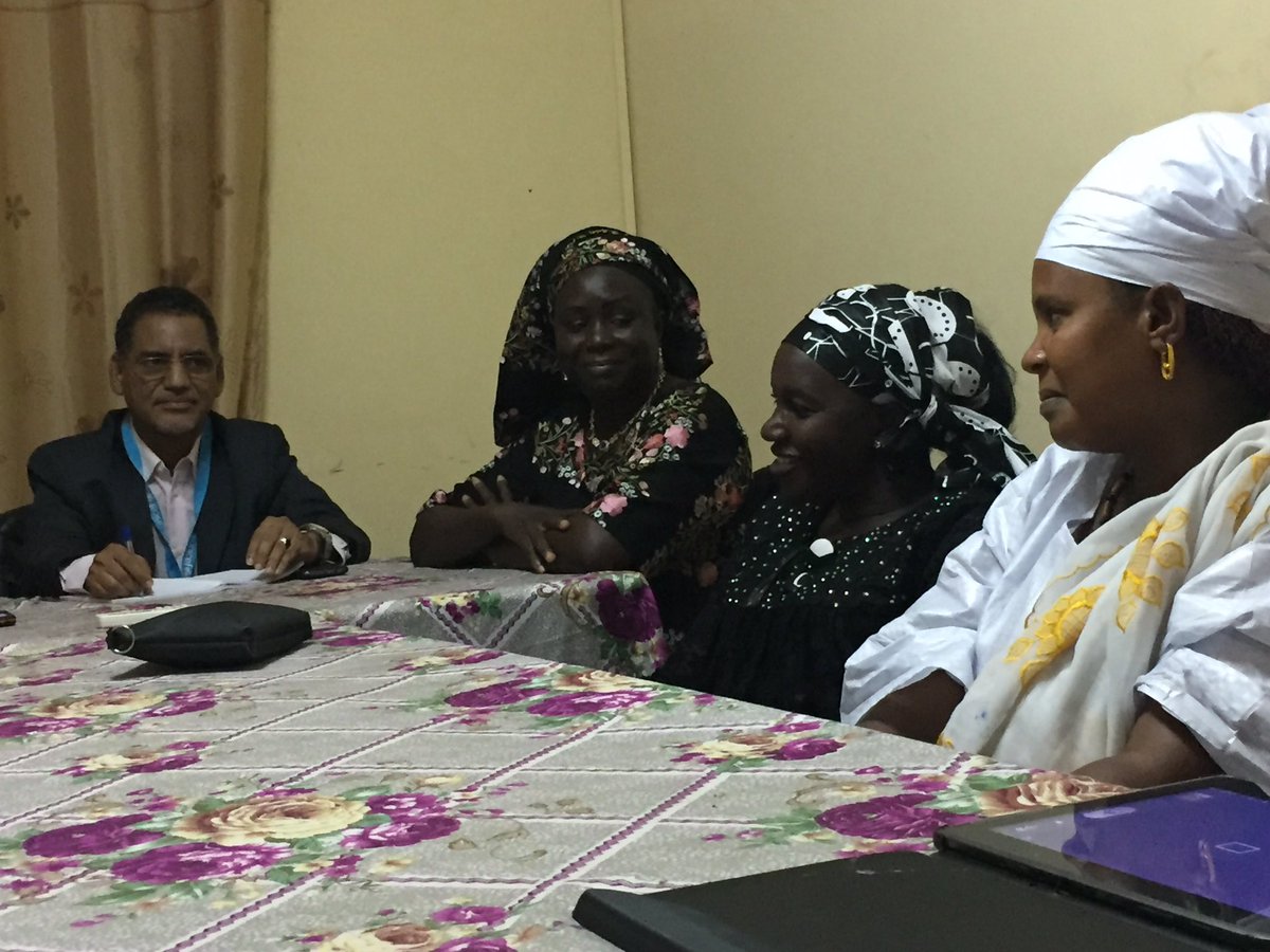 UNFPASenegal's tweet photo. Remise mémorandum d'abandon de l'excision des 117 communautés à l'Adjoint au Gouverneur de Kolda Antoine Syprien Mballo #TouchePasAmaSoeur https://t.co/7Np6H0zcaz