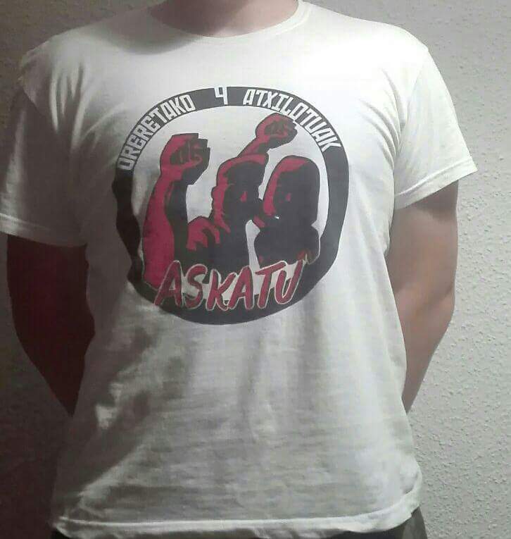 OAskatu's tweet photo. Solidaridad desde Valencia, por parte del colectivo juvenil Distritos Valencia! Gracias por vuestra solidaridad, libertad 4 de Orereta! https://t.co/UQxeegn6xH