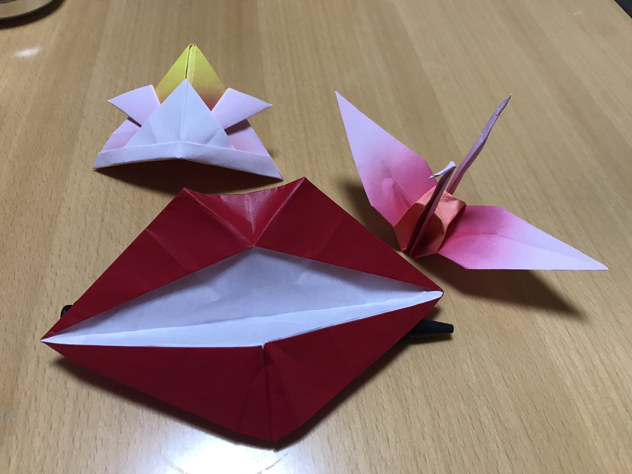Ocu折り紙同好会 唇折ってみました 定番の物もグラデーションによって少し豪華に 隙間時間には折り紙 T Co Niy7bsfddv Twitter
