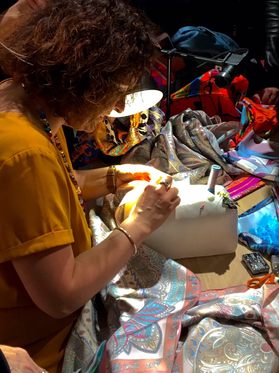 luxover_com's tweet photo. Incontro con gli artigiani di @Hermes_Paris  #hermesartisan #luxury #hermes #fashion #artisan #eventimilano #borsa #orologio #milano #moda https://t.co/VahLBY1NT2
