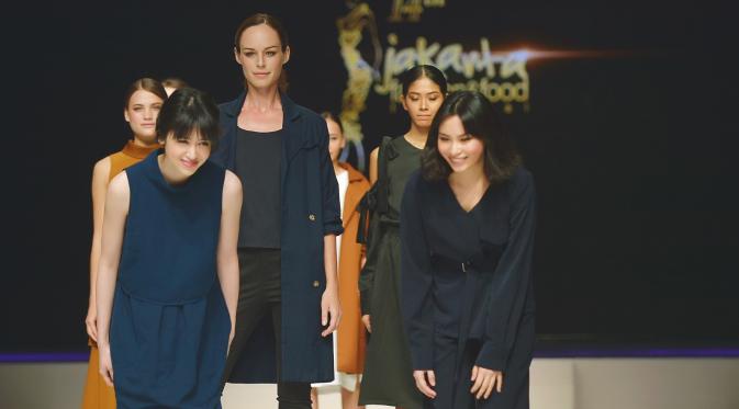 liputan6dotcom's tweet photo. Busana Stylish Seharian Wanita Urban Rancangan Laura Basuki https://t.co/aITuTlClEs https://t.co/mT43XTJoBR