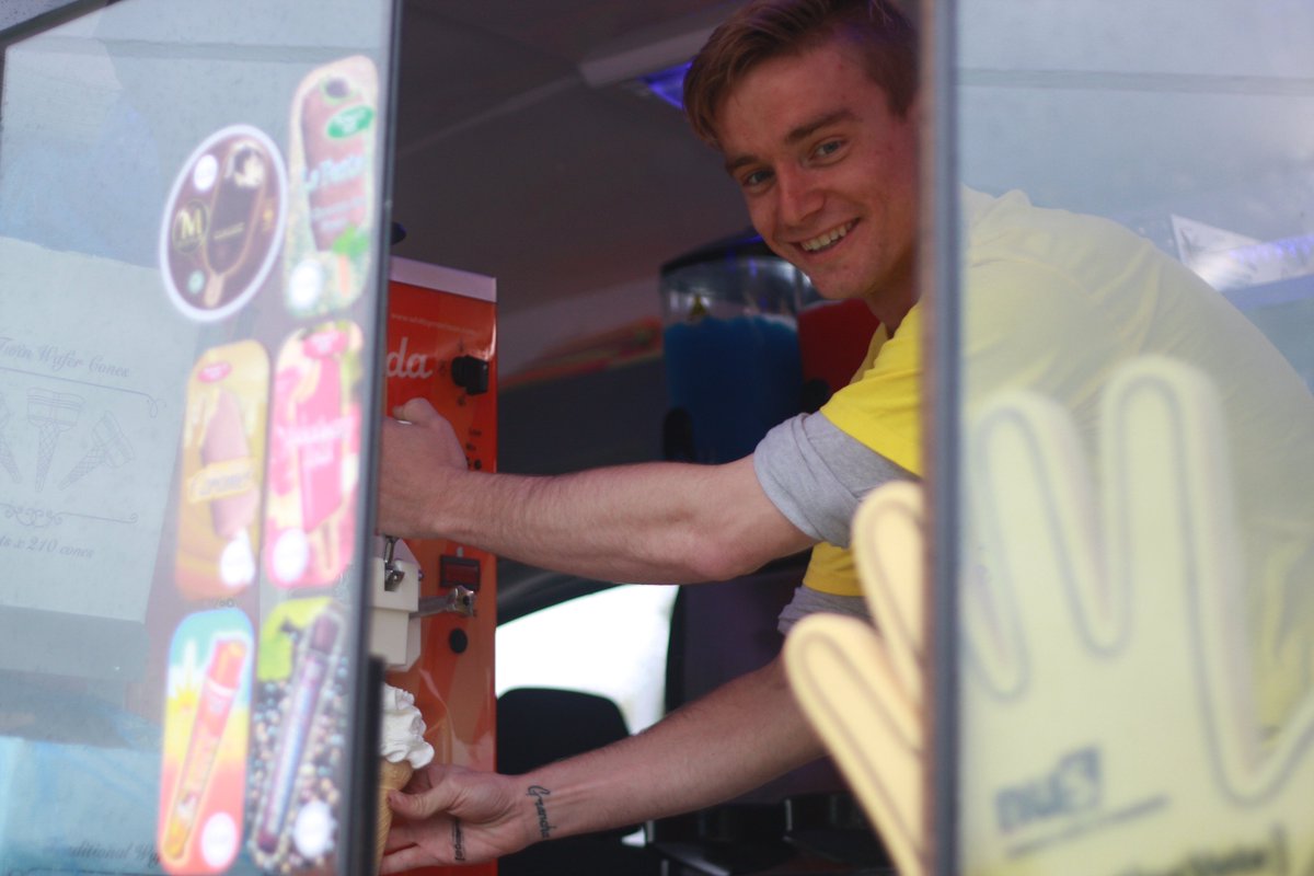 nusuk's tweet image. It's @Robbiie__ serving up some ice cream to college students at @ShefColSU who are registering in their droves! #GenerationVote 🍦