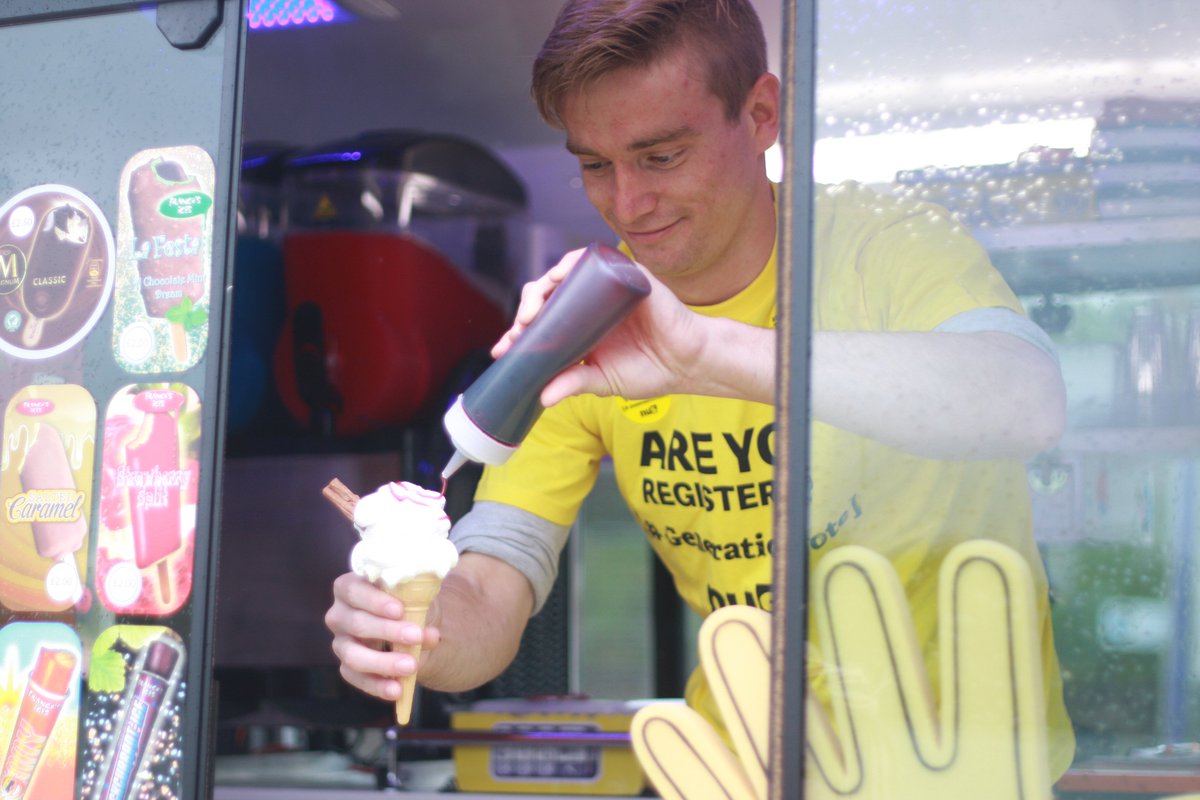 nusuk's tweet image. It's @Robbiie__ serving up some ice cream to college students at @ShefColSU who are registering in their droves! #GenerationVote 🍦