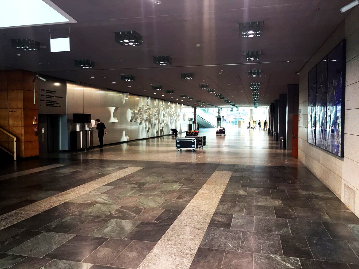 finanzsymposium's tweet photo. Der Aufbau für das @finanzsymposium kann beginnen. Wir freuen uns auf 80 Aussteller und über 2.200 Besucher! #FSM17 https://t.co/GitZPyxIHJ https://t.co/ApITligxEV