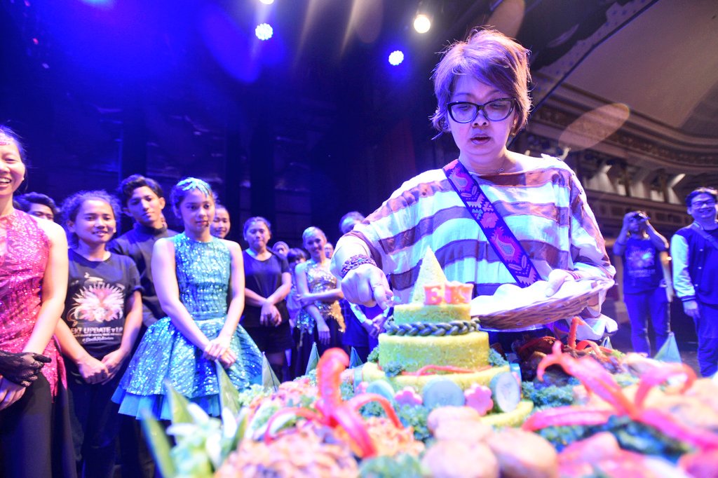 Doa dan tumpengan sebelum gladiresik EKI UPDATE v 2.1 dances, talkshow &amp; whatever! May 16-17 at Gedung Kesenian Jakarta. @EKIdanceCo