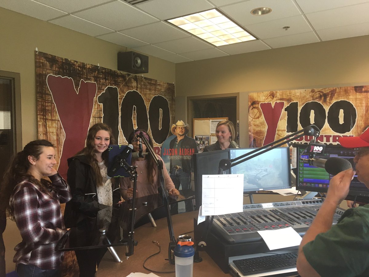 PHS_ProStart's tweet image. @PHS_ProStart on Y100 promoting Restaurant Week Culinary Challenge on May 22! Video upload to come 😀 @PCSD_PHS #RaiderStrong #GBEatWeek
