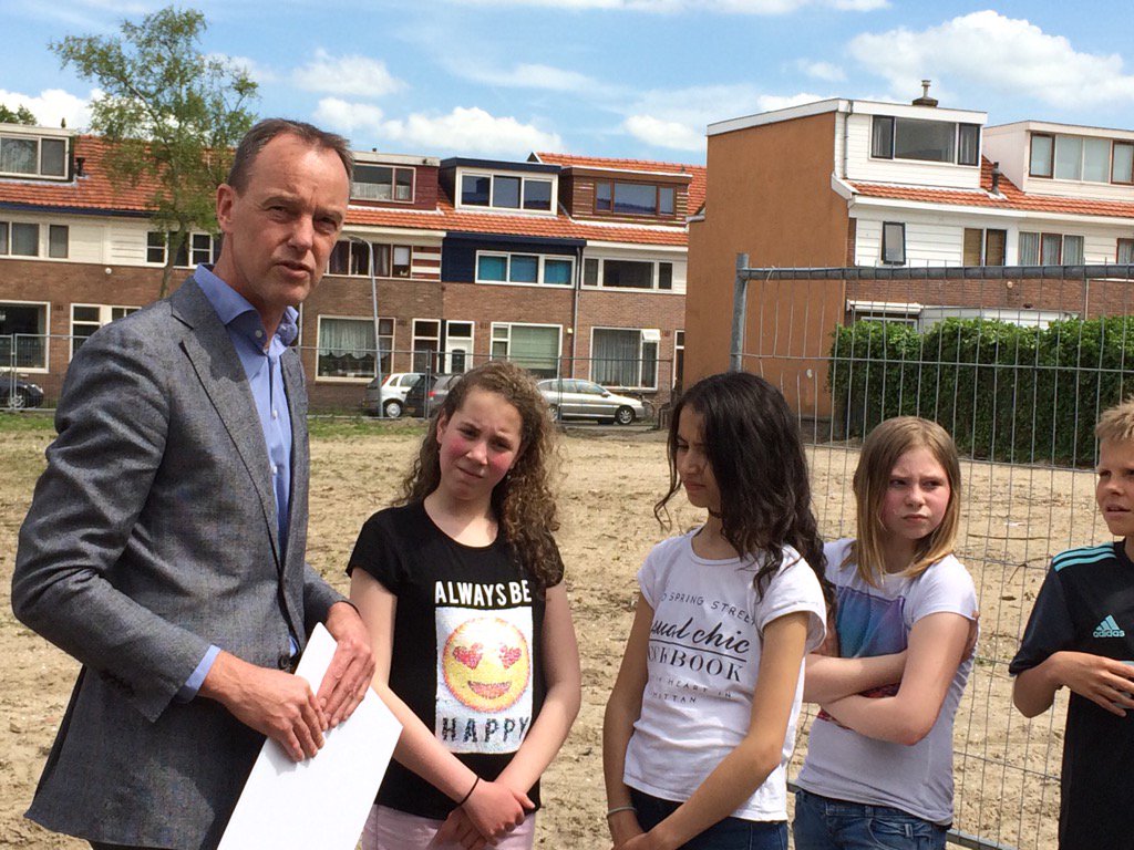 Wethouder Dick Emmer geeft het startschot voor de nieuwbouw van de Tamarinde aan de Jonge Arnoldusstraat Z' dam