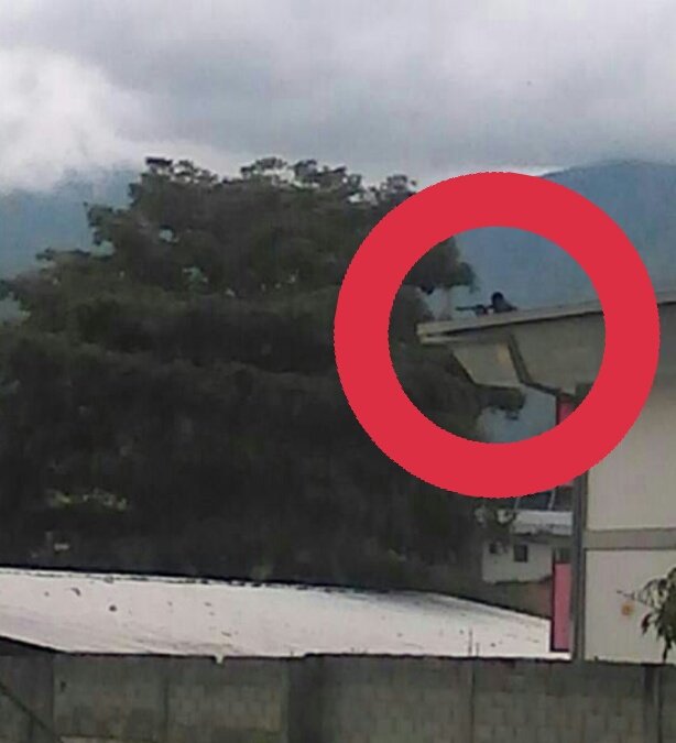 100xcientofaces's tweet photo. #URGENTE GNB pone francotiradores en las azoteas... #Merida casa sindical #Venezuela #venezuelalucha #venezuelalibre https://t.co/5jiMX2YOPj