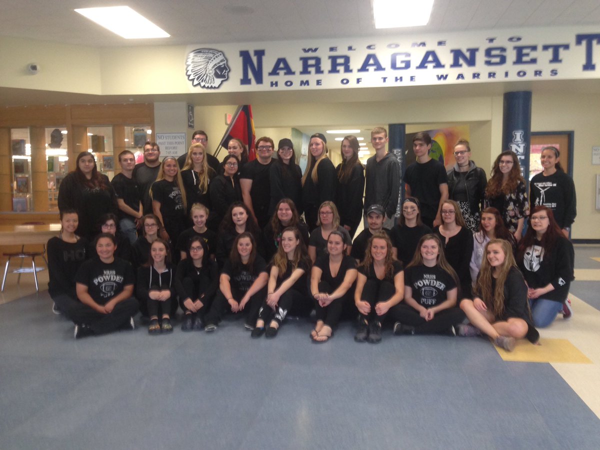 nrhs17's tweet photo. seniors showing their school  pride on blackout day... next up is retro/throwback day!! https://t.co/iAkRwkh7A7