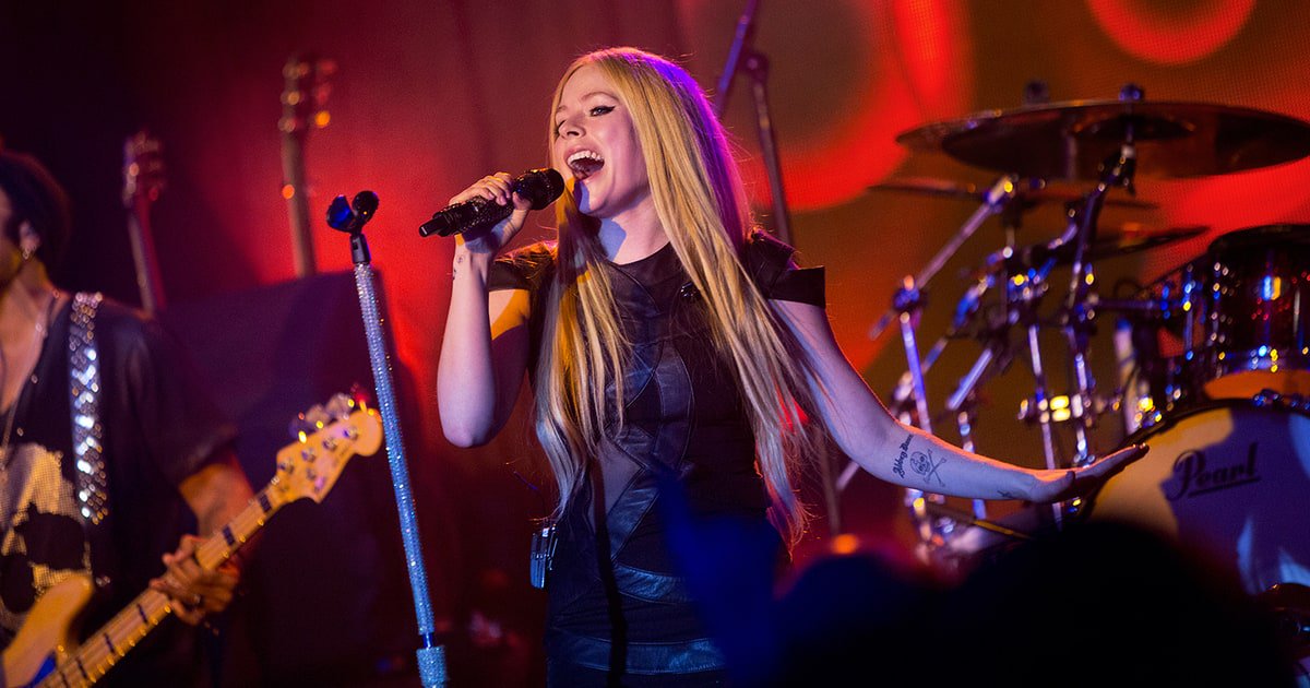 RollingStone's tweet image. Inside the Avril Lavigne death hoax that won't die rol.st/2pDbQpl