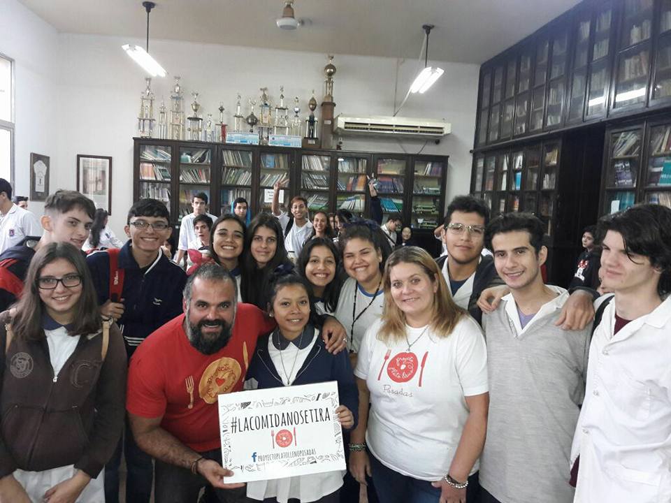 PlatoLlenoPss's tweet photo. #EducaciónAlRescate! 📝
Visitamos a 4to y 5to de la Esc. Normal Sup. Estados Unidos de 🇧🇷.
Gracias a la Escuela y a Joma!

#LaComidaNoSeTira https://t.co/WGqIyYoaTf