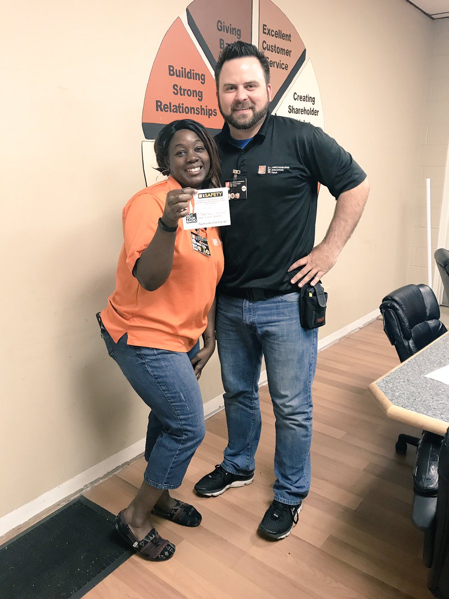 GregPugesek's tweet photo. Loleta has the whole teams back! Great job at living our #CoreValues! #metgotyourback @THDbuckeye @shodgson16 @LizMETRHRM https://t.co/ppPFO0rxQs