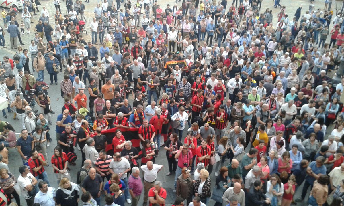 totcosta's tweet image. Reus està de festa amb la Copa d'Europa del @ReusDeportiu amb la @montsemir i l'@albertcv7 

catradio.cat/endirecte