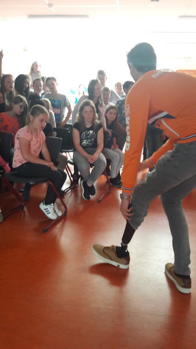 PCBODrAlgra's tweet photo. Presentatie fryske paralympische zwemmer Olivier vdVoort @Oli4voort Wat een inspirerende boodschap aan de kinderen! #fryskewike @DeFriesland https://t.co/tKcGH4Mj6B