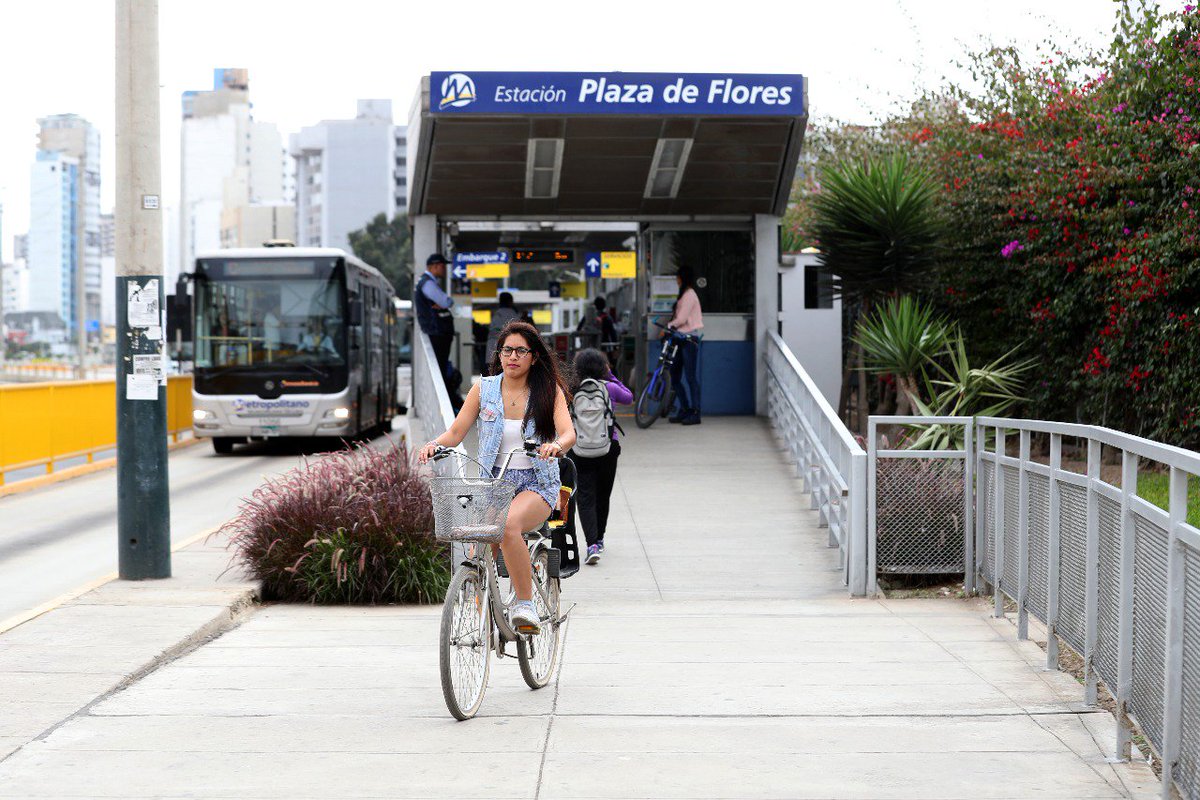MuniLima's tweet photo. MML inaugura nuevo estacionamiento de bicicletas para mayor orden y seguridad en la Estación Plaza de Flores del @MetropolitanoPT, Barranco. https://t.co/6O5bzg6gRy