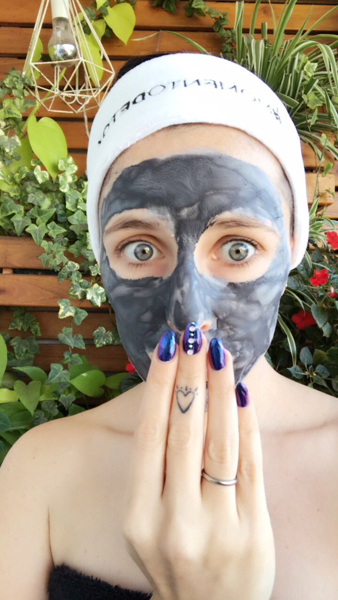 Lunes: Día ideal para hacer el #DetoxChallenge de <a href="/LorealParisArg/">L'Oréal Paris Arg</a> 🖤 Hoy probé la Mascarilla de Carbón, que ILUMINA y DETOXIFICA. Y vos?!