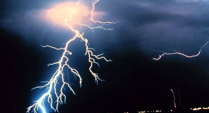 ProRestoreINC's tweet image. A developing mass of strong #thunderstorms could bring damaging wind gusts and flash #flooding to Grand Rapids MI later tonight. Stay Safe