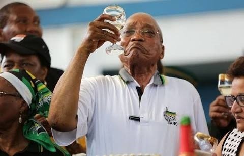 Waykz_SA's tweet photo. She: "So when can we meet up?"Me: "Anytime"She: "Are you free tomorrow?" Me: "No! I'm expensive" https://t.co/WeUCu59ecu