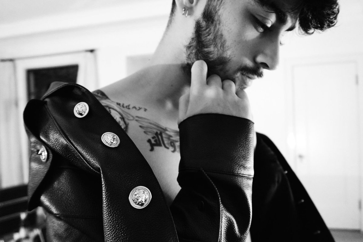 zayndailynews's tweet photo. Zayn in #VersusSS17 leatherwear, photographed by Gigi Hadid.
https://t.co/GSobsdVIxO https://t.co/ve7apzZtIc